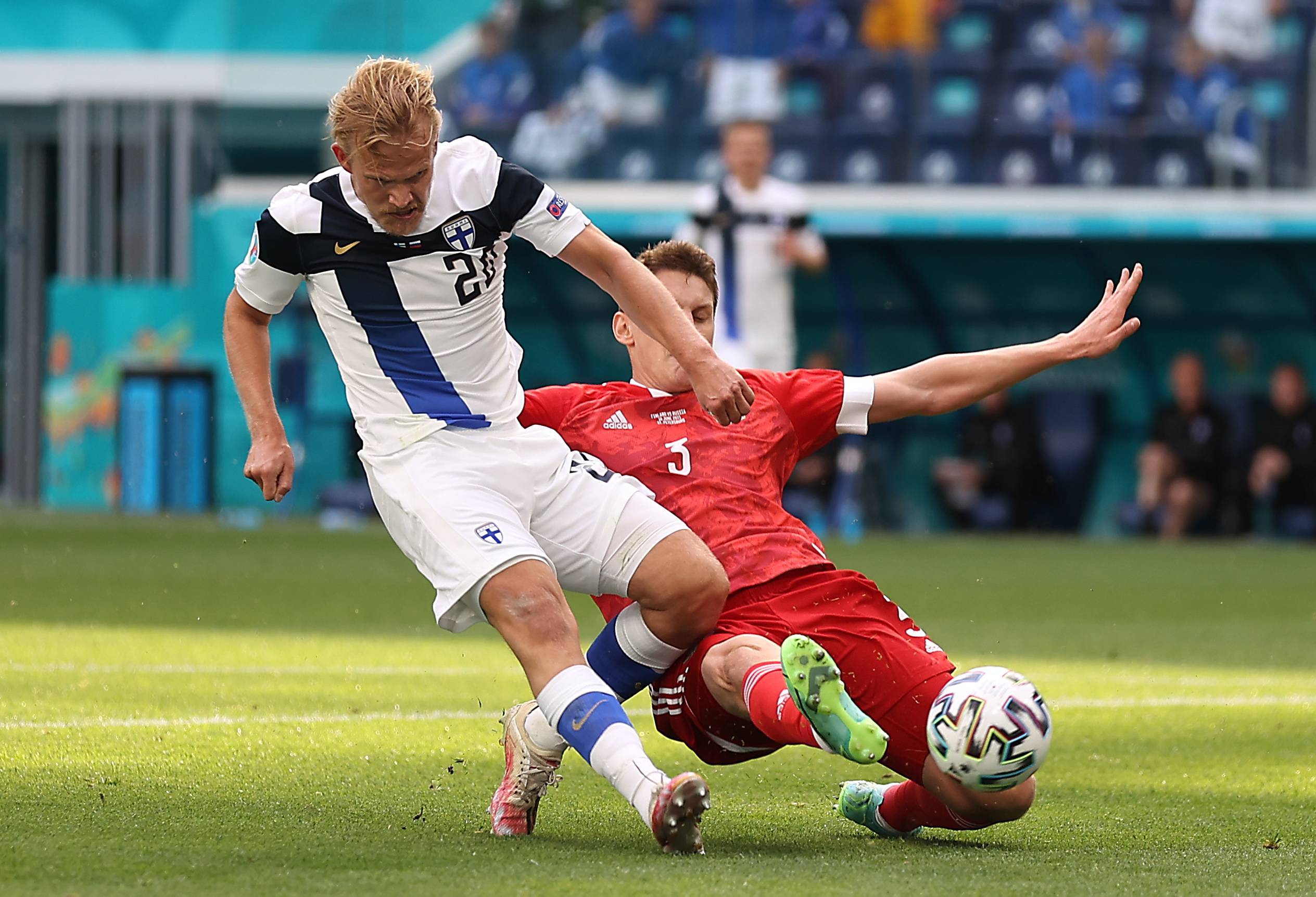 精彩的足球比赛引发球迷热议 精彩的足球比赛引发球迷热议