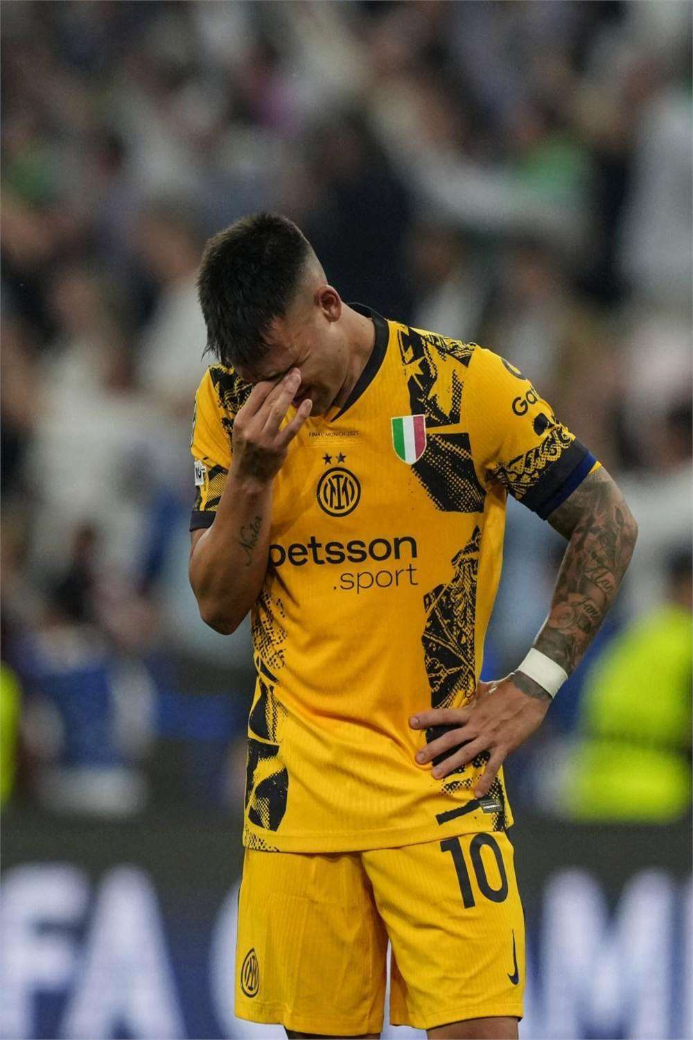 开云sport-夺目表现！欧预赛飞翼球员速度突破带来胜利